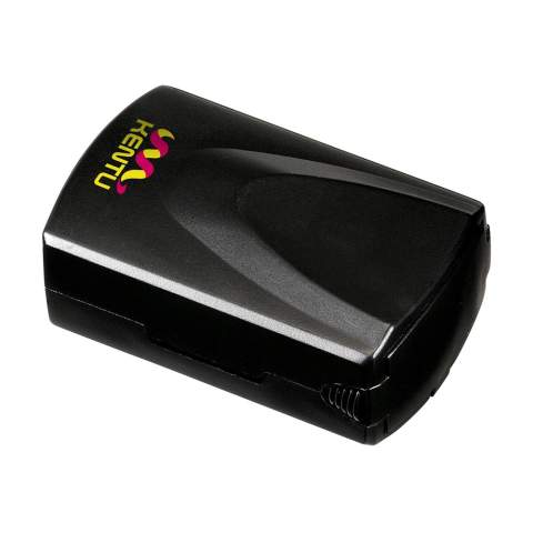 Loupe rétractable compacte avec facteur d'agrandissement de 30 et une lampe LED à forte lumière blanche intégrée. Inclus : piles. Chaque article est fourni dans une boite individuelle en papier kraft marron.