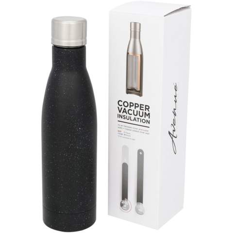 Gardez vos boissons chaudes pendant 12 heures ou froides pendant 48 heures avec la bouteille isotherme Vasa sous vide et couche de cuivre et tachetée. Avec double paroi et fabriquée en acier inoxydable avec isolation sous vide et une paroi intérieure plaquée cuivre, ce qui signifie que votre boisson reste très chaude ou glacée selon vos besoins. La bouteille a une finition tachetée à la mode. Sans BPA, testée et approuvée par la législation allemande sur la sécurité alimentaire (LFGB), et testée pour la teneur en phtalates conformément à la réglementation REACH. Capacité : 500 ml. Livrée dans une boîte cadeau.