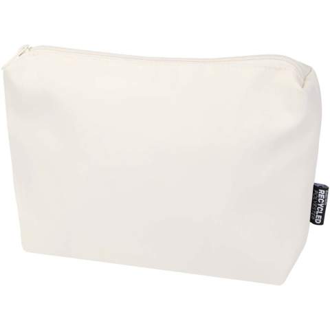La pochette de toilette Trip Aware™ recyclée est une solution compacte et simple pour transporter les objets essentiels au quotidien. Fabriquée en polyester sergé 290D avec un support tricoté et doublé de RPET 210D/PU, elle présente un design épuré et minimaliste. Le compartiment principal offre de l’espace pour les articles de toilette ou les petits objets, ce qui le rend idéal pour les voyages courts ou l’organisation en déplacement. Chaque sac est également accompagné d'un traceur Aware™. Cette fonction innovante permet aux utilisateurs de retracer l'origine et le parcours de leur article au moyen d'un code QR, ce qui accroît la transparence de la chaîne d'approvisionnement et favorise un lien plus étroit entre le produit et son processus de production. Capacité : 2 litres.