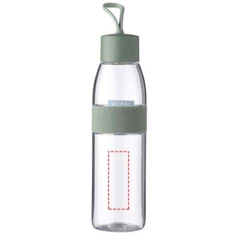 Diese trendige Wasserflasche von Mepal ist umweltfreundlich und preiswert sowie perfekt für den Einsatz bei der Arbeit, beim Sport oder in der Freizeit. Der grüne Deckel lässt sich leicht abschrauben und verfügt über eine Schlaufe für einfachen Tragekomfort. Die Ellipse Wasserflasche ist BPA- und phthalatfrei, spülmaschinenfest (ohne Gummiband) und 100 % auslaufsicher. Bewahren Sie die Flasche nach der Reinigung ohne Deckel auf. Der Deckel kann mit der Schlaufe an der Flasche befestigt werden, damit er nicht verloren geht. Für kohlensäurehaltige Getränke geeignet, sollte dann jedoch nicht bis zum Rand gefüllt werden.


