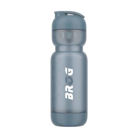 Shakebecher der Marke Mepal. Aus PETG- und PP-Kunststoff. Das innovative Design verfügt über einen Schraubdeckel mit verschließbarer Trinköffnung. Der Deckel lässt sich zum bequemen Trinken einfach zur Seite schieben. Dieser Shakebecher ist ideal für die Zubereitung von klumpfreien Proteinshakes und Smoothies. Durch die großen Öffnungen lassen sich Eiswürfel oder Obst leicht hinzufügen. Dank des integrierten Mixers und der Maßangabe können Sie Ihr Lieblingsgetränk ganz einfach und ohne Klümpchen mixen. Ob unterwegs oder im Fitnessstudio, mit diesem auslaufsicheren Becher haben Sie Ihr Getränk immer griffbereit. Der abnehmbare Boden erleichtert die Reinigung. Spülmaschinengeeignet. Um den Aufdruck zu erhalten, wird Waschen von Hand empfohlen. 2 Jahre Mepal Herstellergarantie.  Fassungsvermögen 800 ml. Hergestellt in den Niederlanden.    LAGERBESTANDSINFORMATION: Bis zu 1.000 Stück innerhalb von 10 Arbeitstagen verfügbar. Ausnahmen vorbehalten.