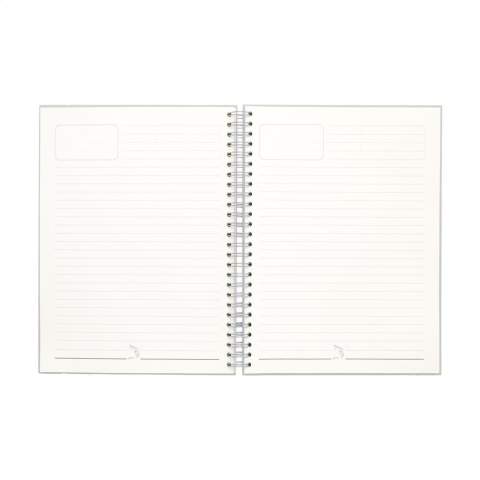 WoW! Bloc-notes au format A5. Avec environ 100 feuilles / 200 pages de papier ligné (80 g/m²), une solide reliure spirale métallique et un élastique de fermeture. La couverture rigide est composée à 15% de déchets agricoles et organiques tels que les tomates, les poivrons, les plantes et les oignons. Ces déchets sont mélangés avec du papier recyclé d'origine européenne. Un carnet pratique pour prendre des notes et noter des idées.