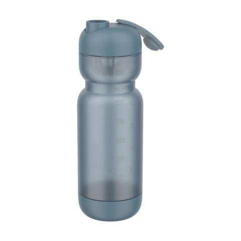 Shakebecher der Marke Mepal. Aus PETG- und PP-Kunststoff. Das innovative Design verfügt über einen Schraubdeckel mit verschließbarer Trinköffnung. Der Deckel lässt sich zum bequemen Trinken einfach zur Seite schieben. Dieser Shakebecher ist ideal für die Zubereitung von klumpfreien Proteinshakes und Smoothies. Durch die großen Öffnungen lassen sich Eiswürfel oder Obst leicht hinzufügen. Dank des integrierten Mixers und der Maßangabe können Sie Ihr Lieblingsgetränk ganz einfach und ohne Klümpchen mixen. Ob unterwegs oder im Fitnessstudio, mit diesem auslaufsicheren Becher haben Sie Ihr Getränk immer griffbereit. Der abnehmbare Boden erleichtert die Reinigung. Spülmaschinengeeignet. Um den Aufdruck zu erhalten, wird Waschen von Hand empfohlen. 2 Jahre Mepal Herstellergarantie.  Fassungsvermögen 800 ml. Hergestellt in den Niederlanden.    LAGERBESTANDSINFORMATION: Bis zu 1.000 Stück innerhalb von 10 Arbeitstagen verfügbar. Ausnahmen vorbehalten.