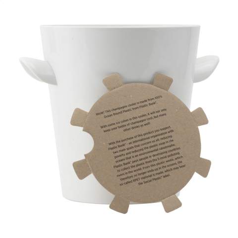 WoW! Champagnerkühler aus 100% recyceltem Ocean Bound Kunststoff von Plastic Bank®. Füllen Sie den Kühler mit Eiswürfeln und servieren Sie den Champagner wunderbar gekühlt. Natürlich auch zum Kühlhalten anderer Getränke geeignet. Fassungsvermögen 3.500 ml.      • Mit dem Kauf dieses Produkts unterstützen Sie Plastic Bank®. Plastic Bank® ist eine internationale Organisation mit zwei Hauptzielen, die uns alle etwas angehen: die Armut eindämmen und den Plastikmüll in den Ozeanen reduzieren. Plastic Bank® bezahlt Menschen in Entwicklungsländern für die Abgabe von Plastikmüll. Dieses Plastik wird von Stränden und aus dem Flachwasserbereich der Ozeane, aus Flüssen, von Flussufern und Mülldeponien gesammelt. All dies verhindert, dass der Plastikmüll tatsächlich in die Ozeane gelangt. Der gesammelte Kunststoff wird sortiert, gereinigt und zu Granulat verarbeitet. Aus diesem Granulat werden neue Produkte hergestellt, die das Social Plastic®-Label tragen dürfen.