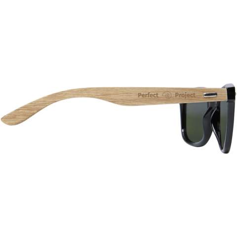 The Hiru rPET/wood sunglasses are produced with sustainable materials with highest quality standards. The high end finished frame is polished and painted and is made from recycled PET plastic. The temples with a light and comfortable fit are made from oak wood which is from sustainable, environmentally and socially responsible sources. The lenses are blue mirrored and are polarized which eliminates reflecting sunlight which makes it ideal for driving a car and during any sunny summer and winter outdoor activities. This eyewear conforms to EN ISO 12312-1, has UV400 lenses which are rated as Category 3. Delivered with a cleaning cloth made from recycled PET plastic (15 x 15 cm) and packed in a recycled cardboard gift box (16.5 x 6 x 4 cm). Laser engraving is recommended as a sustainable decoration option.