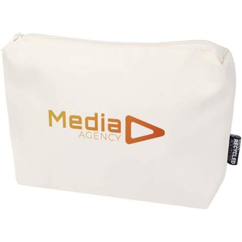 La pochette de toilette Trip Aware™ recyclée est une solution compacte et simple pour transporter les objets essentiels au quotidien. Fabriquée en polyester sergé 290D avec un support tricoté et doublé de RPET 210D/PU, elle présente un design épuré et minimaliste. Le compartiment principal offre de l’espace pour les articles de toilette ou les petits objets, ce qui le rend idéal pour les voyages courts ou l’organisation en déplacement. Chaque sac est également accompagné d'un traceur Aware™. Cette fonction innovante permet aux utilisateurs de retracer l'origine et le parcours de leur article au moyen d'un code QR, ce qui accroît la transparence de la chaîne d'approvisionnement et favorise un lien plus étroit entre le produit et son processus de production. Capacité : 2 litres.