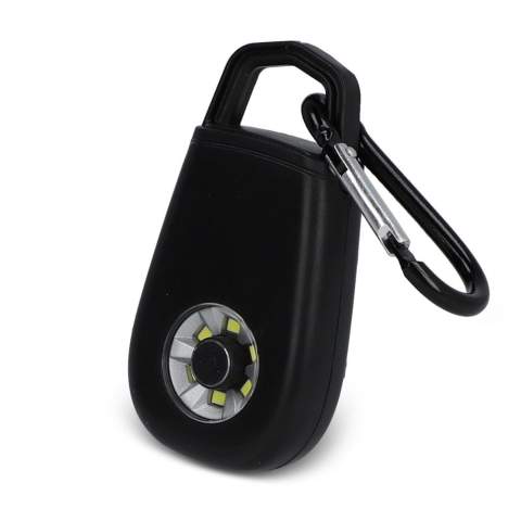 Alarme de sécurité personnelle fabriquée en ABS recyclé, émettant un son de plus de 100DB pour une alerte efficace. Comprend un mousqueton pour une fixation facile et est livrée avec 3 piles LR44. Comprend 6 lampes SMD d'une luminosité de 30lm avec des modes haut et flash pour une meilleure visibilité.