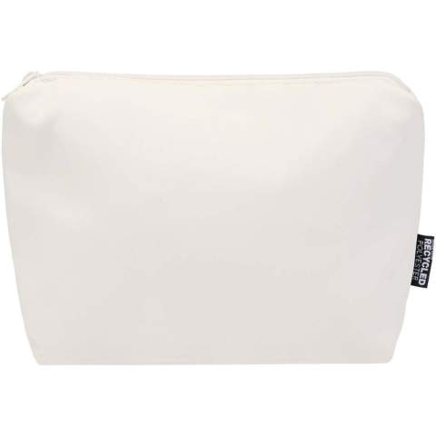 La pochette de toilette Trip Aware™ recyclée est une solution compacte et simple pour transporter les objets essentiels au quotidien. Fabriquée en polyester sergé 290D avec un support tricoté et doublé de RPET 210D/PU, elle présente un design épuré et minimaliste. Le compartiment principal offre de l’espace pour les articles de toilette ou les petits objets, ce qui le rend idéal pour les voyages courts ou l’organisation en déplacement. Chaque sac est également accompagné d'un traceur Aware™. Cette fonction innovante permet aux utilisateurs de retracer l'origine et le parcours de leur article au moyen d'un code QR, ce qui accroît la transparence de la chaîne d'approvisionnement et favorise un lien plus étroit entre le produit et son processus de production. Capacité : 2 litres.