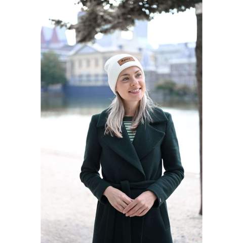 Schick, vielseitig und langlebig mit einem hervorragenden Preis-Leistungs-Verhältnis – das alles hat die Promo Strickmütze zu bieten! Die strapazierfähige Mütze aus Polyester ist ein modisches Accessoire für jede Jahreszeit und passt zu jedem Anlass. Das stylische Produkt mit Umschlag ist in vielen bunten Farben erhältlich- da ist für jede Stilrichtung was dabei! Also wählen Sie Ihre Lieblingsfarbe, besticken Sie die coole Mütze nach Ihren Wünschen und schenken Sie Ihren Kunden einen Werbeartikel, der jedes Outfit aufpeppt!