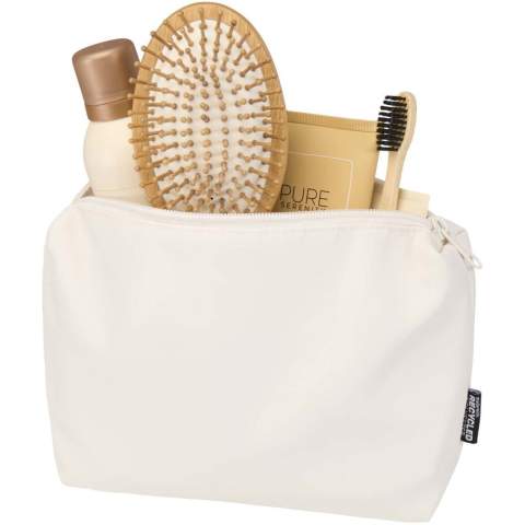 La pochette de toilette Trip Aware™ recyclée est une solution compacte et simple pour transporter les objets essentiels au quotidien. Fabriquée en polyester sergé 290D avec un support tricoté et doublé de RPET 210D/PU, elle présente un design épuré et minimaliste. Le compartiment principal offre de l’espace pour les articles de toilette ou les petits objets, ce qui le rend idéal pour les voyages courts ou l’organisation en déplacement. Chaque sac est également accompagné d'un traceur Aware™. Cette fonction innovante permet aux utilisateurs de retracer l'origine et le parcours de leur article au moyen d'un code QR, ce qui accroît la transparence de la chaîne d'approvisionnement et favorise un lien plus étroit entre le produit et son processus de production. Capacité : 2 litres.