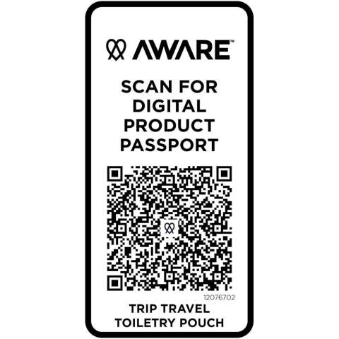 La pochette de toilette Trip Aware™ recyclée est une solution compacte et simple pour transporter les objets essentiels au quotidien. Fabriquée en polyester sergé 290D avec un support tricoté et doublé de RPET 210D/PU, elle présente un design épuré et minimaliste. Le compartiment principal offre de l’espace pour les articles de toilette ou les petits objets, ce qui le rend idéal pour les voyages courts ou l’organisation en déplacement. Chaque sac est également accompagné d'un traceur Aware™. Cette fonction innovante permet aux utilisateurs de retracer l'origine et le parcours de leur article au moyen d'un code QR, ce qui accroît la transparence de la chaîne d'approvisionnement et favorise un lien plus étroit entre le produit et son processus de production. Capacité : 2 litres.