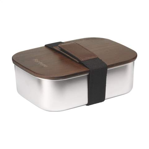 WoW! Boîte à lunch en acier inoxydable recyclé. Le superbe couvercle, en bois d'acacia, se ferme parfaitement grâce au joint d'étanchéité en silicone, pour que votre déjeuner reste frais plus longtemps. L'Acacia est un bois robuste et solide à l'aspect chaleureux. Cette boîte à lunch haut de gamme, à la fois élégante et pratique, est fabriquée avec des matériaux de qualité et se ferme avec une bande élastique et un velcro. Ne passe pas au lave-vaisselle. Capacité 1.700 ml. Certifié RCS. Matière recyclée totale : 45%.     L'inox peut être recyclé de nombreuses fois tout en conservant en grande partie la qualité du matériau. En utilisant de l'acier inoxydable recyclé, on a besoin de moins de nouvelles matières premières. Cela signifie moins de consommation d'énergie et moins d'utilisation d'eau. Chaque article est fourni dans une boite individuelle en papier kraft marron.