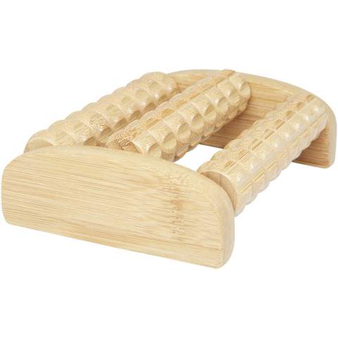 Fußmassageroller aus Bambus mit 3 Reihen von Massagewalzen und Anti-Rutsch-Material auf der Unterseite. Legen Sie das Massagegerät einfach auf den Boden und bewegen Sie dann Ihre Füße darüber, um ein angenehmes Entspannungsgefühl zu erreichen. Der verwendete Bambus wird nach nachhaltigen Normen beschafft und produziert.