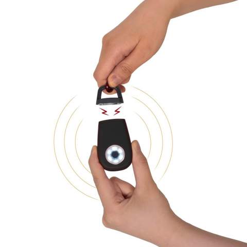 Alarme de sécurité personnelle fabriquée en ABS recyclé, émettant un son de plus de 100DB pour une alerte efficace. Comprend un mousqueton pour une fixation facile et est livrée avec 3 piles LR44. Comprend 6 lampes SMD d'une luminosité de 30lm avec des modes haut et flash pour une meilleure visibilité.