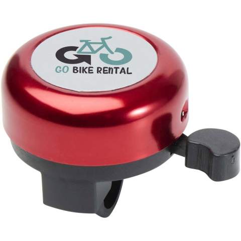 Deze duurzame fietsbel is gemaakt van een stevig mengsel van aluminium en kunststof en zorgt voor een luid, duidelijk geluid zodat je veilig de weg op kunt. Gemakkelijk te installeren en gemaakt voor langdurig gebruik, is het een praktische en betrouwbare aanvulling op elke fiets.