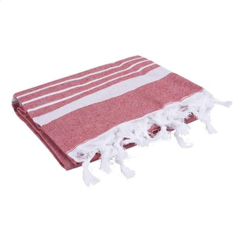 Ein multifunktionales Hamam-Handtuch von Oxious. Hergestellt aus 50% OEKO-TEX® zertifizierter Baumwolle und 50% recycelten industriellen Textilabfällen (140 g/m²). Promo ist ein wunderbar weiches und stylisches Tuch mit weißem Streifenmuster. Schön als Schal, Kleid auf der Couch, luxuriöses (Hamam-) Tuch oder Handtuch. Das Tuch ist handgefertigt.      Diese schönen, weichen Tücher werden von einheimischen Frauen in einem kleinen Dorf in der Türkei hergestellt. Sie arbeiten dort in einem sozialen Kontext mit Raum für Wachstum und Entwicklung. Die Tücher werden mit Liebe und Sorgfalt für die Umwelt handgefertigt. Mit einem Produkt aus der Oxious-Kollektion kann purer Genuss beginnen. Optional: Einzeln in einem Umschlag  und/oder mit einer Banderole aus Kraftpapier geliefert.