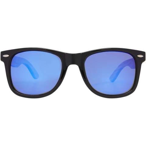 The Hiru rPET/wood sunglasses are produced with sustainable materials with highest quality standards. The high end finished frame is polished and painted and is made from recycled PET plastic. The temples with a light and comfortable fit are made from oak wood which is from sustainable, environmentally and socially responsible sources. The lenses are blue mirrored and are polarized which eliminates reflecting sunlight which makes it ideal for driving a car and during any sunny summer and winter outdoor activities. This eyewear conforms to EN ISO 12312-1, has UV400 lenses which are rated as Category 3. Delivered with a cleaning cloth made from recycled PET plastic (15 x 15 cm) and packed in a recycled cardboard gift box (16.5 x 6 x 4 cm). Laser engraving is recommended as a sustainable decoration option.