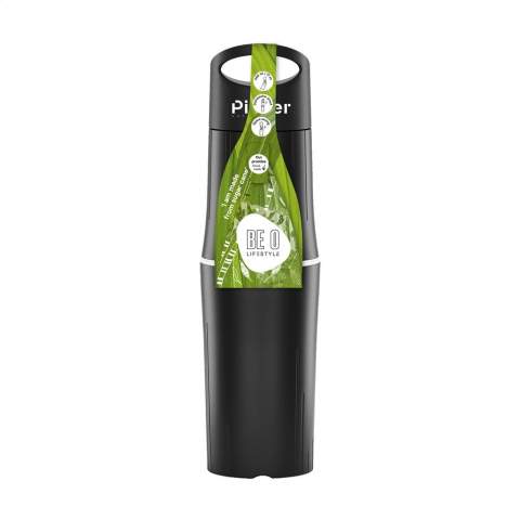 Waterfles van het merk BE O Lifestyle. De fles is gemaakt van 94% BIO HDPE uit suikerriet. 100% recyclebaar. Door het bijzonder opvallende design is dit een absolute eyecatcher. De fles heeft een handige, lekvrije schroefdop en is gemakkelijk mee te nemen. De fles bestaat uit meerdere delen. De delen zijn afzonderlijk te gebruiken als drinkbeker, zo deel je gemakkelijk je drankje. Dit maakt ook schoonmaken extra gemakkelijk. Geschikt voor alle dranken zonder koolzuur en alcoholische dranken tot 13%. Wees voorzichtig als de beker gevuld is met hete vloeistof. Draag de beker rechtop en niet schudden. Food Approved en geur- en smaakneutraal. Vaatwasserbestendig tot 65°C. Voor behoud van de opdruk wordt met de hand afwassen aanbevolen. EU-gecertificeerd. Inhoud 500 ml. Dutch design. Made in Europe.