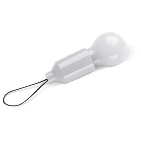 La lampe peut facilement être attachée à un porte-clés ou à un sac. Vous pouvez allumer la lumière en tirant simplement sur la lampe. La lampe a 1 LED qui fournit 10 lumens et est fabriquée en ABS.