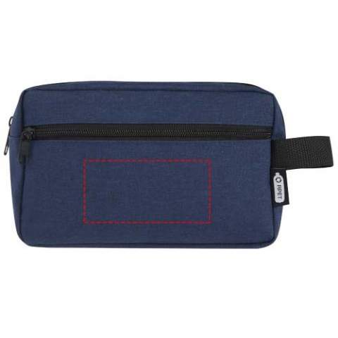 The Ross toiletry bag is the perfect travel companion for cosmetics and hygiene articles. It is manufactured with GRS certified recycled polyester, making it a more sustainable choice. Featuring a zipped main compartment, a front pocket, and a webbing loop. Capacity: 1.5 litres.