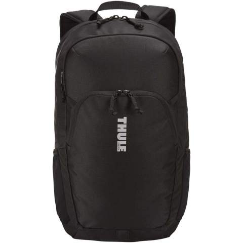 Der Thule Achieve Laptoprucksack bietet eine gepolsterte Laptophülle mit SafeEdge-Konstruktion zum Schutz eines 15" MacBook oder 15,6" PC. Zusätzlich ist Platz für ein 10,1' Tablet in einer separaten Schutzhülle. Sonnenbrille, Handy oder andere Wertsachen sind in der gepolsterten, weich gefütterten Außentasche mit Reißverschlussfach sicher aufgehoben. Dank der Schnellzugrifftasche mit Reißverschlussfach und der Netztasche mit Stiftehalter und Schlüsselanhänger können Kleinigkeiten übersichtlich verstaut werden. Der Rucksack verfügt über zwei seitliche Netztaschen, ein gepolstertes Rückenteil mit Belüftungskanälen und Tragegriffe aus Gurtband für einen bequemen Transport.