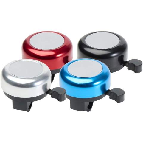 Deze duurzame fietsbel is gemaakt van een stevig mengsel van aluminium en kunststof en zorgt voor een luid, duidelijk geluid zodat je veilig de weg op kunt. Gemakkelijk te installeren en gemaakt voor langdurig gebruik, is het een praktische en betrouwbare aanvulling op elke fiets.