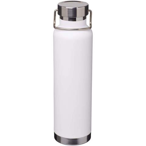 Bouteille en acier inoxydable recyclé à double paroi, certifiée RCS, avec isolation sous vide en cuivre. Comprend un couvercle à vis en acier inoxydable recyclé et une poignée en acier inoxydable durable. Large ouverture pour un remplissage et un service confortable. Capacité : 650 ml. Présentée dans une boîte cadeau.