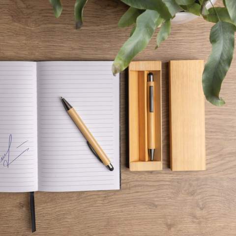 Parure de stylos au look moderne, comprenant un stylo à bille et un crayon, fabriquée en bambou certifié FSC®. Le stylo est doté d'une recharge d'écriture 800m à l'encre bleue allemande et le crayon d'une mine de 0,7 mm. Emballé dans une boîte cadeau certifiée FSC®.