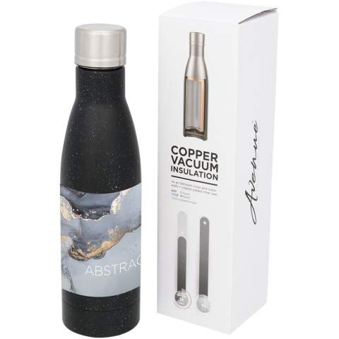 Gardez vos boissons chaudes pendant 12 heures ou froides pendant 48 heures avec la bouteille isotherme Vasa sous vide et couche de cuivre et tachetée. Avec double paroi et fabriquée en acier inoxydable avec isolation sous vide et une paroi intérieure plaquée cuivre, ce qui signifie que votre boisson reste très chaude ou glacée selon vos besoins. La bouteille a une finition tachetée à la mode. Sans BPA, testée et approuvée par la législation allemande sur la sécurité alimentaire (LFGB), et testée pour la teneur en phtalates conformément à la réglementation REACH. Capacité : 500 ml. Livrée dans une boîte cadeau.