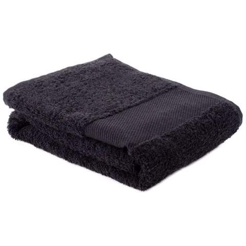 This 130x30 cm sports towel is extra long and narrow and therefore fits perfectly on your yoga or sports mat. It is made of ring-spun cotton and has a grammage of 450 gr/m², providing extra softness. This sports towel is finished with one 4 cm high band.