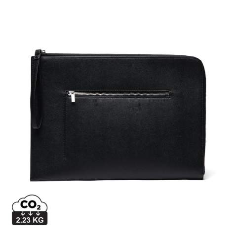 Schützen Sie Ihren Laptop mit Stil. Diese Tasche vereint ein elegantes Design mit durchdachter Funktionalität. Die beidseitige Öffnung ermöglicht einen einfachen Zugriff aus verschiedenen Winkeln, sodass Sie Ihren Laptop schnell verstauen oder herausnehmen können. An der Außenseite befindet sich eine praktische Tasche für Zubehör, das Sie so immer griffbereit haben. Passend für die meisten Laptops bis zu einer Größe von 16 Zoll. Bitte beachten Sie: Die Abmessungen des Displays können von den Abmessungen des Laptops abweichen. Zertifiziert durch RCS (Recycled Claim Standard). Die RCS-Zertifizierung garantiert, dass die gesamte Lieferkette der recycelten Materialien zertifiziert ist. Der Gesamtanteil an recycelten Materialien basiert auf dem Gesamtgewicht des Produkts. Dieses Produkt enthält 41% RCS-zertifiziert recyceltes Polyester.<br /><br />FitsLaptopTabletSizeInches: 16.0