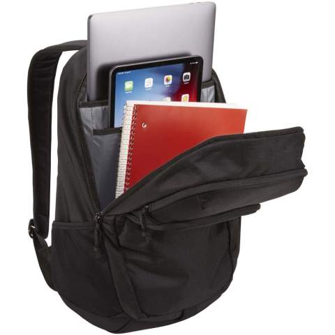 Der Thule Achieve Laptoprucksack bietet eine gepolsterte Laptophülle mit SafeEdge-Konstruktion zum Schutz eines 15" MacBook oder 15,6" PC. Zusätzlich ist Platz für ein 10,1' Tablet in einer separaten Schutzhülle. Sonnenbrille, Handy oder andere Wertsachen sind in der gepolsterten, weich gefütterten Außentasche mit Reißverschlussfach sicher aufgehoben. Dank der Schnellzugrifftasche mit Reißverschlussfach und der Netztasche mit Stiftehalter und Schlüsselanhänger können Kleinigkeiten übersichtlich verstaut werden. Der Rucksack verfügt über zwei seitliche Netztaschen, ein gepolstertes Rückenteil mit Belüftungskanälen und Tragegriffe aus Gurtband für einen bequemen Transport.