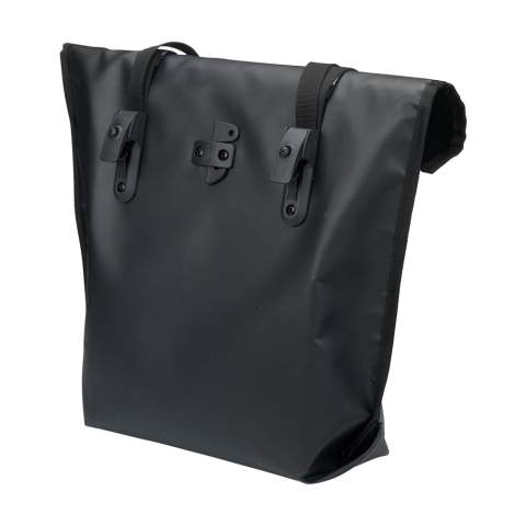 Fahrradtasche der Marke Fraenck, hergestellt aus upgecyceltem Segeltuch. Das robuste und wasserabweisende Material stammt aus upgecycelten Stoffresten der Segelindustrie. Der Rollverschluss kann aufgerollt und mit Verschlussclips gesichert werden. Beide Seiten der Tasche sind mit Schrägband verstärkt. Die Innenseite hat einen verstärkten Boden und Rücken. Einfach am Fahrradträger zu befestigen. Made in Holland.