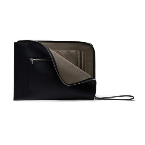 Schützen Sie Ihren Laptop mit Stil. Diese Tasche vereint ein elegantes Design mit durchdachter Funktionalität. Die beidseitige Öffnung ermöglicht einen einfachen Zugriff aus verschiedenen Winkeln, sodass Sie Ihren Laptop schnell verstauen oder herausnehmen können. An der Außenseite befindet sich eine praktische Tasche für Zubehör, das Sie so immer griffbereit haben. Passend für die meisten Laptops bis zu einer Größe von 16 Zoll. Bitte beachten Sie: Die Abmessungen des Displays können von den Abmessungen des Laptops abweichen. Zertifiziert durch RCS (Recycled Claim Standard). Die RCS-Zertifizierung garantiert, dass die gesamte Lieferkette der recycelten Materialien zertifiziert ist. Der Gesamtanteil an recycelten Materialien basiert auf dem Gesamtgewicht des Produkts. Dieses Produkt enthält 41% RCS-zertifiziert recyceltes Polyester.<br /><br />FitsLaptopTabletSizeInches: 16.0