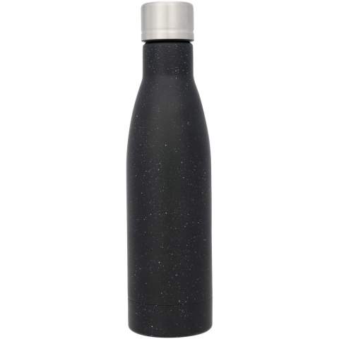 Gardez vos boissons chaudes pendant 12 heures ou froides pendant 48 heures avec la bouteille isotherme Vasa sous vide et couche de cuivre et tachetée. Avec double paroi et fabriquée en acier inoxydable avec isolation sous vide et une paroi intérieure plaquée cuivre, ce qui signifie que votre boisson reste très chaude ou glacée selon vos besoins. La bouteille a une finition tachetée à la mode. Sans BPA, testée et approuvée par la législation allemande sur la sécurité alimentaire (LFGB), et testée pour la teneur en phtalates conformément à la réglementation REACH. Capacité : 500 ml. Livrée dans une boîte cadeau.