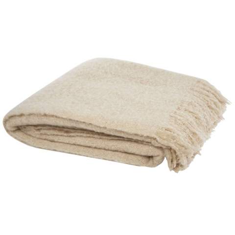 Ultrazachte GRS gerecyclede deken, omwikkeld met een 190T RPET-lint. Verpakt in een gerecyclede polybag. Lengte franjes: 10 cm aan elke kant. Afmetingen lint: 72 cm x 4 cm.