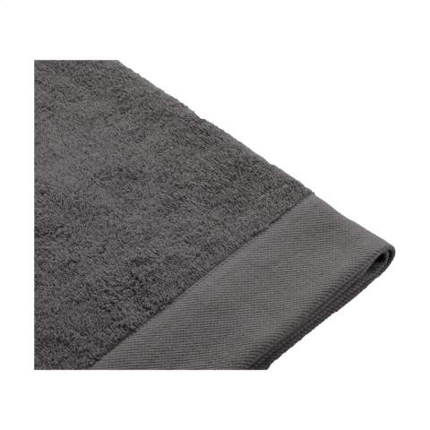 Stylish bath towel from the Walra brand. Made from 70% recycled cotton and 30% cotton (550 g/m²). This bath towel has a fine structure, an elegant border and a handy hanging loop. Wonderfully soft and absorbent. This product is Oeko-tex and GRS certified. The production of these bathroom textiles saves a lot of water and reduces CO2 emissions and energy through the reuse of materials. This is confirmed by the independent REMO quality mark.