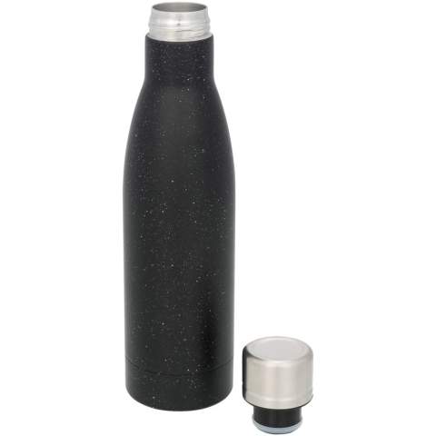 Gardez vos boissons chaudes pendant 12 heures ou froides pendant 48 heures avec la bouteille isotherme Vasa sous vide et couche de cuivre et tachetée. Avec double paroi et fabriquée en acier inoxydable avec isolation sous vide et une paroi intérieure plaquée cuivre, ce qui signifie que votre boisson reste très chaude ou glacée selon vos besoins. La bouteille a une finition tachetée à la mode. Sans BPA, testée et approuvée par la législation allemande sur la sécurité alimentaire (LFGB), et testée pour la teneur en phtalates conformément à la réglementation REACH. Capacité : 500 ml. Livrée dans une boîte cadeau.