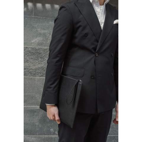 Schützen Sie Ihren Laptop mit Stil. Diese Tasche vereint ein elegantes Design mit durchdachter Funktionalität. Die beidseitige Öffnung ermöglicht einen einfachen Zugriff aus verschiedenen Winkeln, sodass Sie Ihren Laptop schnell verstauen oder herausnehmen können. An der Außenseite befindet sich eine praktische Tasche für Zubehör, das Sie so immer griffbereit haben. Passend für die meisten Laptops bis zu einer Größe von 16 Zoll. Bitte beachten Sie: Die Abmessungen des Displays können von den Abmessungen des Laptops abweichen. Zertifiziert durch RCS (Recycled Claim Standard). Die RCS-Zertifizierung garantiert, dass die gesamte Lieferkette der recycelten Materialien zertifiziert ist. Der Gesamtanteil an recycelten Materialien basiert auf dem Gesamtgewicht des Produkts. Dieses Produkt enthält 41% RCS-zertifiziert recyceltes Polyester.<br /><br />FitsLaptopTabletSizeInches: 16.0