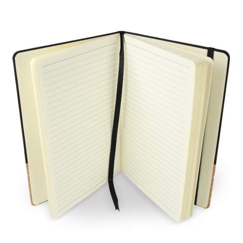 Ce carnet présente une couverture en PET et liège recyclés et 80 feuilles de papier lignées de 70 grammes certifiées FSC. Il est doté d'un élastique de fermeture et d'un ruban marque-page pour plus de commodité. Fabriqué avec du PET recyclé.