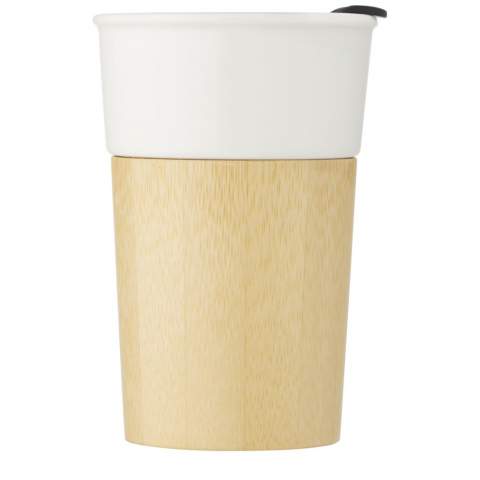 Tasse élégante en porcelaine avec extérieur en bambou organique qui offre un aspect naturel et une prise en main confortable. La tasse Pereira dispose d'un couvercle anti-déversement coulissant et est sans BPA. Capacité de 320 ml. Lavage à la main recommandé. Livrée dans un coffret cadeau en carton recyclé.