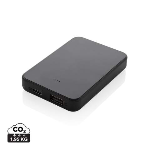 Batterie de secours 5000mAh au format de poche avec port d'entrée/sortie USB C et port USB A supplémentaire. Le boîtier est fabriqué en plastique ABS recyclé certifié RCS. RCS (Recycled Claim Standard) est une norme qui permet de vérifier le contenu recyclé d'un produit tout au long de la chaîne d'approvisionnement. Contenu recyclé total : 25 % sur la base du poids total de l'article. Le powerbank contient une batterie lithium-polymère longue durée de classe A de 5000 mAh. Les indicateurs de puissance indiquent le niveau d'énergie restant afin que vous sachiez toujours quand recharger. Entrée Type-C 5V/2,4A ; USB A : sortie 5V/2,4A, sortie Type C:5V/2A Article et accessoires sans PVC. Câble de recharge en TPE recyclé certifié RCS inclus. Emballé dans un emballage FSC® mix.<br /><br />PowerbankCapacity: 5000<br />PVC free: true