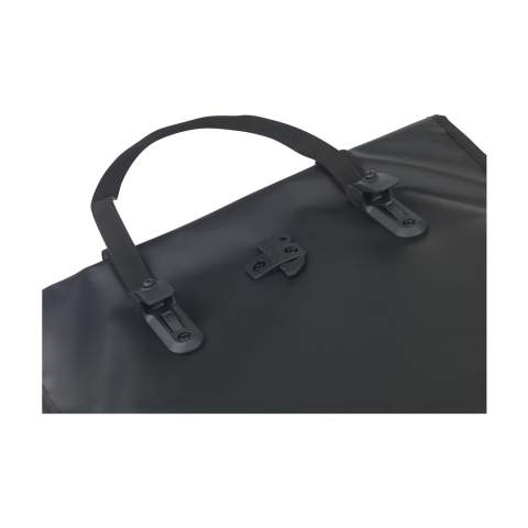 Fahrradtasche der Marke Fraenck, hergestellt aus upgecyceltem Segeltuch. Das robuste und wasserabweisende Material stammt aus upgecycelten Stoffresten der Segelindustrie. Der Rollverschluss kann aufgerollt und mit Verschlussclips gesichert werden. Beide Seiten der Tasche sind mit Schrägband verstärkt. Die Innenseite hat einen verstärkten Boden und Rücken. Einfach am Fahrradträger zu befestigen. Made in Holland.