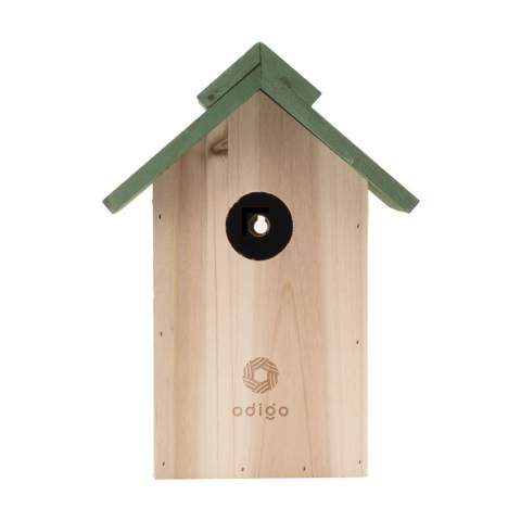 Nichoir en pin avec un toit vert amovible. Ce nichoir offre un endroit sûr pour la nidification des petits oiseaux tels que les mésanges charbonnières et bleues. Une maison décorative pour le jardin ou le balcon. Avec un œillet de suspension à l'arrière.