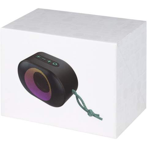 Krachtige 7W IPX6 gecertificeerde draadloze speaker die perfect is voor buitenactiviteiten zoals een picknick, barbecue, strand- of zwembadfeest. De ingebouwde batterij van 1500 mAh zorgt voor een afspeeltijd tot 4,5 uur op maximaal volume met RGB sfeerlicht aan. Bluetooth® 5.0 met afstand tot 10 meter. Ingebouwde microfoon, ophaalfunctie en spraakassistent voor handsfree bediening. De speaker heeft een AUX-aansluiting en een TF-kaartsleuf (kaart niet inbegrepen). Geleverd in een premium geschenkverpakking.