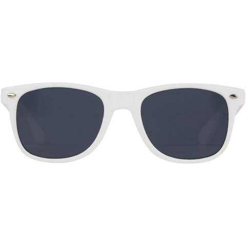 Deze duurzame zonnebril met retro-ontwerp is het ideale relatiegeschenk tijdens zomerfestivals, evenementen of andere zonnige buitenactiviteiten. De zonnebril is licht van gewicht en comfortabel om te dragen en is gemaakt van gerecycled plastic voor een duurzamere keuze. Deze bril voldoet aan EN ISO 12312-1 en heeft UV400-glazen die zijn geclassificeerd als categorie 3, waardoor het de perfecte keuze is voor bescherming tegen fel zonlicht.
