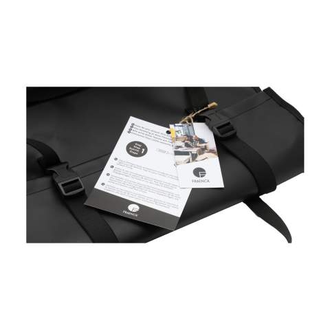 Fahrradtasche der Marke Fraenck, hergestellt aus upgecyceltem Segeltuch. Das robuste und wasserabweisende Material stammt aus upgecycelten Stoffresten der Segelindustrie. Der Rollverschluss kann aufgerollt und mit Verschlussclips gesichert werden. Beide Seiten der Tasche sind mit Schrägband verstärkt. Die Innenseite hat einen verstärkten Boden und Rücken. Einfach am Fahrradträger zu befestigen. Made in Holland.