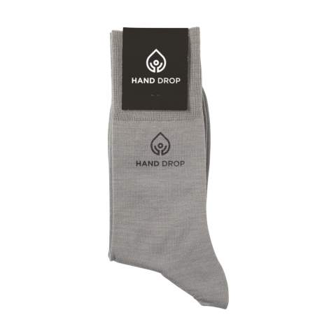 Socken gestrickt aus Baumwolle (80%), Polyamid (15%) und Lycra (5%). Inklusive gestricktem, individuellem Design. Wählen Sie ein subtiles Muster oder ein bestimmtes Design auf der gesamten Socke. Die Socken können in bis zu 7 verschiedenen Farben gestrickt werden. Wählen Sie aus mehreren Garnfarben. Die Socken sind mit einem Kartonetikett aneinander befestigt. Dies kann auch mit einem eigenen Design in Vollfarbe versehen werden. Auf diese Weise entwerfen Sie Ihre eigenen Socken, die perfekt zu Ihrer Geschäftsidentität und Ihren Wünschen passen. Erhältlich in den Größen XS (35-37), S (38-40), L (41-43) und XL (44-46). Bei max. 30 Grad waschen. Nicht in den Trockner. Nicht bügeln. Mindestbestellmenge: 50 Paar Socken pro Größe.