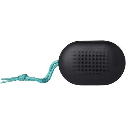 Krachtige 7W IPX6 gecertificeerde draadloze speaker die perfect is voor buitenactiviteiten zoals een picknick, barbecue, strand- of zwembadfeest. De ingebouwde batterij van 1500 mAh zorgt voor een afspeeltijd tot 4,5 uur op maximaal volume met RGB sfeerlicht aan. Bluetooth® 5.0 met afstand tot 10 meter. Ingebouwde microfoon, ophaalfunctie en spraakassistent voor handsfree bediening. De speaker heeft een AUX-aansluiting en een TF-kaartsleuf (kaart niet inbegrepen). Geleverd in een premium geschenkverpakking.