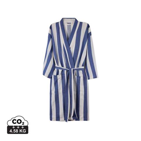Bring this soft and comfortable hammam robe to the beach or simply enjoy it at home. Crafted from a lightweight and airy 200 gsm blend, it combines the comfort of cotton with the quick-drying benefits of polyester. Designed in a classic style with a two-tone striped pattern, it features a neat collar, front pockets, 3/4 sleeves, and a waist belt for a perfect fit. Certified by GRS (Global Recycled Standard), GRS certification guarantees that the entire supply chain of the recycled materials is certified. The total recycled content is based on the overall product weight. This product contains 69% GRS certified recycled cotton and 29% GRS certified recycled polyester.